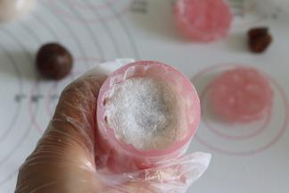 放入模具中，放下，一压，就完成了。