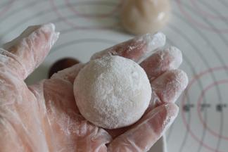 在熟糯米粉中，滚一圈，沾上粉。