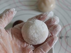 在熟糯米粉中，滚一圈，沾上粉。