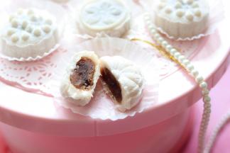 如果有喜欢五彩的冰皮，也可以用一些果蔬粉，或者加入食用色素来完成，今天分享的是基础的冰皮，如果喜欢，不妨在中秋节做给家人吃吧。