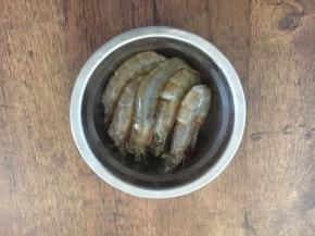 鲜虾开背挑出虾线。