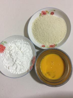 准备好适量的玉米淀粉和面包糠，鸡蛋打散备用。