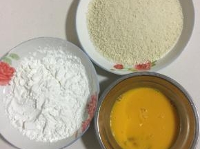 准备好适量的玉米淀粉和面包糠，鸡蛋打散备用。