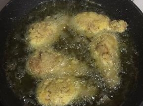 锅烧热倒入适量的油，烧至七成热（用无水的竹筷子插在油锅里，冒泡泡就可以了。）放入裹好面包糠的鸡腿，中小火慢慢的炸。