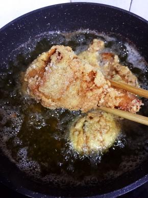 炸至两面金黄色，用筷子插鸡腿，可以轻松插过就说明炸好，炸熟透了！捞出沥干油分即可。