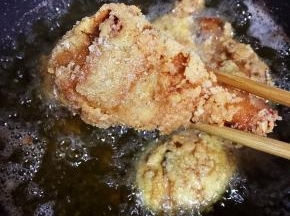 炸至两面金黄色，用筷子插鸡腿，可以轻松插过就说明炸好，炸熟透了！捞出沥干油分即可。