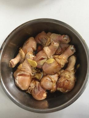 处理好的鸡腿加入生姜片，2勺料酒，4勺味极鲜生抽，1勺盐，1勺白糖料，充分搅拌均匀。放进冰箱冷藏腌制半天，中途记得翻面哦！