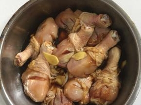 处理好的鸡腿加入生姜片，2勺料酒，4勺味极鲜生抽，1勺盐，1勺白糖料，充分搅拌均匀。放进冰箱冷藏腌制半天，中途记得翻面哦！