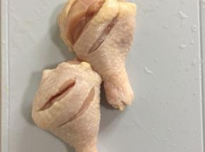 鸡腿解冻后清洗干净，沥干水分，在鸡腿上斜画两刀，可以使鸡腿在腌制的时候更入味儿。