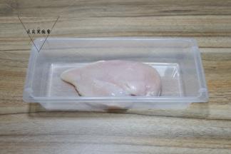 鸡胸肉撕去筋膜洗净