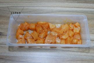 加入奥尔良腌料，如果腌料味道不重可以加少许盐，抓匀腌制2个小时以上，放入冰箱冷藏腌制过夜也可以