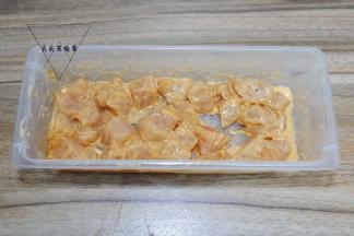 腌制好的鸡胸肉取出，加入蛋白，干淀粉抓匀