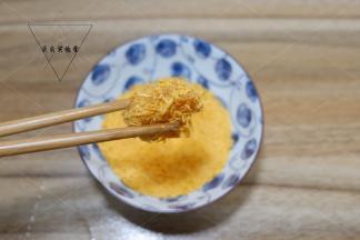 然后均匀的裹粘好面包糠