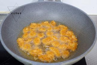 起锅加入7成热，下入鸡肉，先用大火炸一会定型