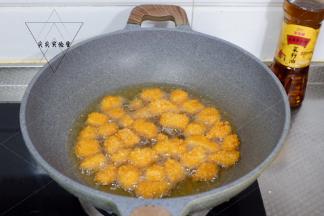 然后转中火，将鸡肉炸制四面金黄，最后在转大火炸一会让鸡米花酥脆即可