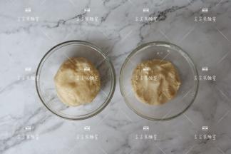 先来制作酥皮，油皮的所有材料混合揉成光滑的面团，油酥的材料全部混合揉成团。做好的两个面团盖上保鲜膜放置备用。
