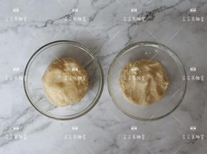 先来制作酥皮，油皮的所有材料混合揉成光滑的面团，油酥的材料全部混合揉成团。做好的两个面团盖上保鲜膜放置备用。