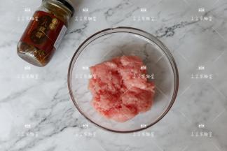 然后来做馅料，猪肉用绞肉机绞成肉馅。