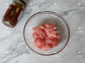 然后来做馅料，猪肉用绞肉机绞成肉馅。