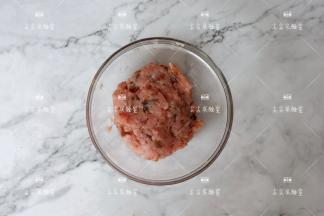 加入60克八珍八宝酱和少许盐拌匀。八珍八宝酱内含多种海鲜原料，味道非常鲜美，在加盐的时候不要加很多哦。