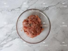 加入60克八珍八宝酱和少许盐拌匀。八珍八宝酱内含多种海鲜原料，味道非常鲜美，在加盐的时候不要加很多哦。