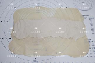 将油酥像图中这样，平铺在中心处一条并且抹平。