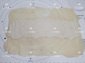 将油酥像图中这样，平铺在中心处一条并且抹平。