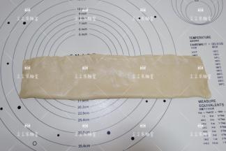 将油皮上下两端像中心处折叠盖住油酥，捏紧收口。