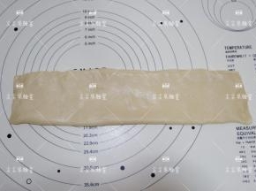 将油皮上下两端像中心处折叠盖住油酥，捏紧收口。