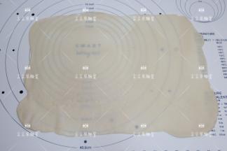 现在来做酥皮，将油皮面团取出，擀成长方形薄片。