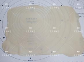 现在来做酥皮，将油皮面团取出，擀成长方形薄片。