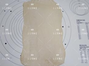将面团旋转90度，再次擀开擀薄。