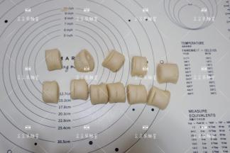 平均切成12个小剂子。