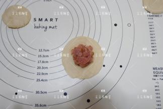 放入30克馅料，包好捏紧收口。