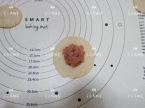 放入30克馅料，包好捏紧收口。