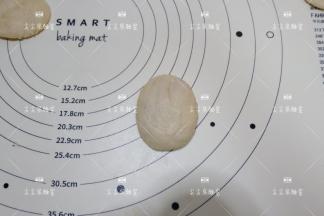 收口向下，轻微压扁一点并且整形好