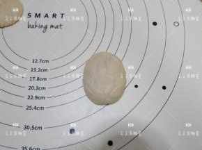 收口向下，轻微压扁一点并且整形好