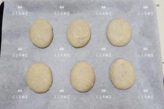 依次做好，在表面喷少许清水。