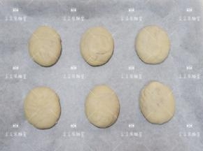 依次做好，在表面喷少许清水。