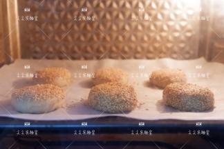 放入预热好的烤箱，上下火170度，烘烤25分钟左右，表面金黄上色即可。