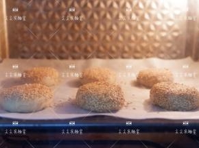 放入预热好的烤箱，上下火170度，烘烤25分钟左右，表面金黄上色即可。