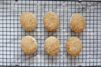 烤好的酥饼立刻取出，放在烤网上放凉即可。