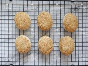 烤好的酥饼立刻取出，放在烤网上放凉即可。