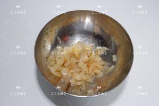 即食海蜇头取出冲洗干净