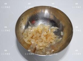 即食海蜇头取出冲洗干净