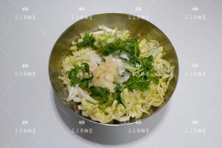 再加入蒜泥，米醋，盐，鸡精，香油