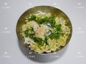 再加入蒜泥，米醋，盐，鸡精，香油