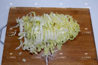 白菜心切成丝