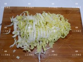 白菜心切成丝