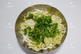 海蜇，白菜放入盆中，香菜切成小段加入